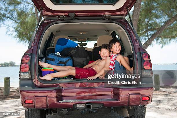 brothers squishing each other in the car - family inside car - fotografias e filmes do acervo