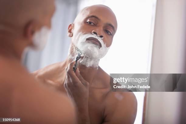 black man shaving - man shaving face stock-fotos und bilder