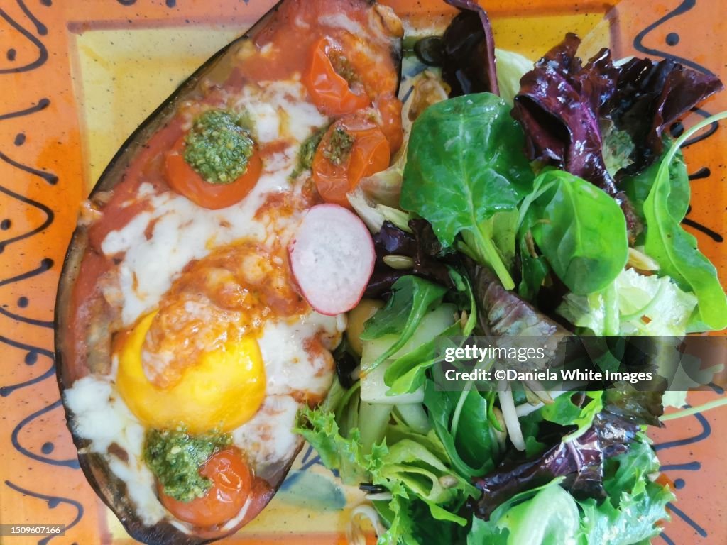 Aubergine pizza with dalad