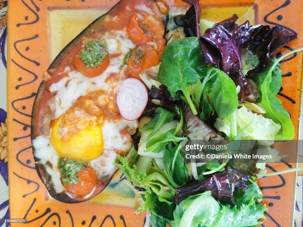 Aubergine pizza with dalad