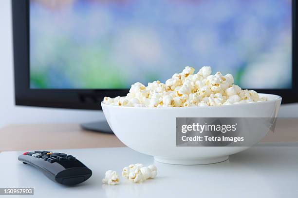 usa, new jersey, jersey city, television set and bowl of popcorn - jersey city stock-fotos und bilder