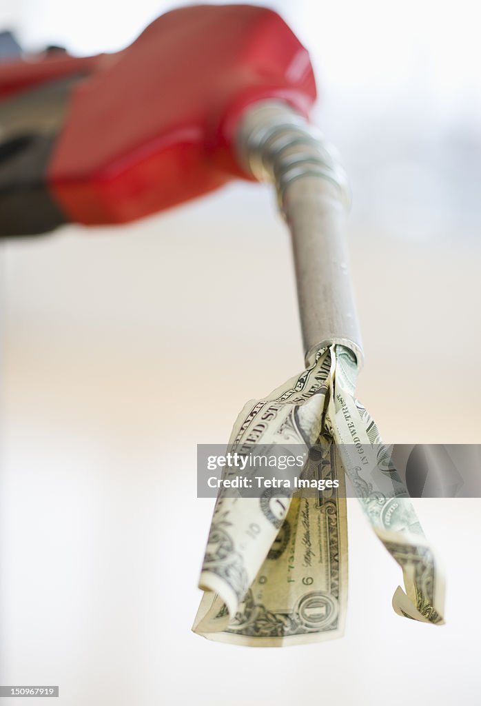 Fuel nozzle with dollar bill
