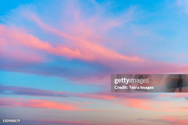 sunset sky - wispy stock-fotos und bilder