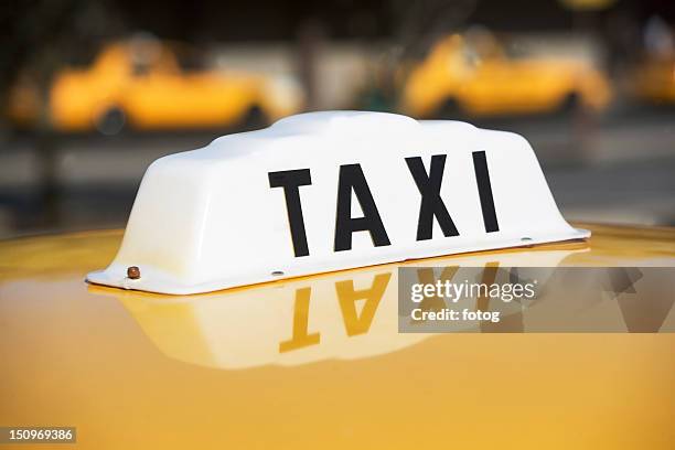 usa, new york, long island, new york city, close up of taxi sign - taxi imagens e fotografias de stock