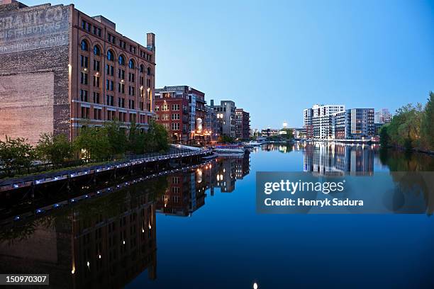 usa, wisconsin, milwaukee, city view at dusk - milwaukee wisconsin fotografías e imágenes de stock