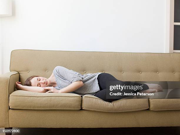 usa, utah, salt lake city, young woman sleeping on sofa - acostado de lado fotografías e imágenes de stock