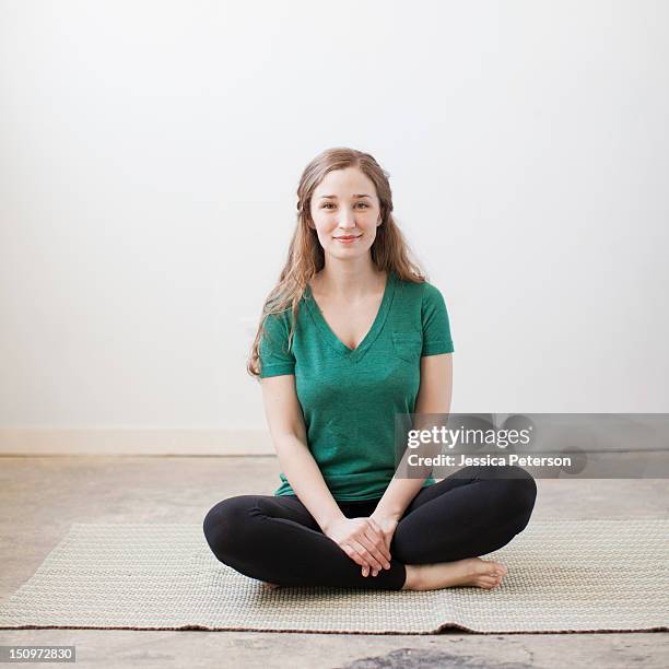 usa, utah, salt lake city, young woman practicing yoga - scheiding-haardracht stockfoto's en -beelden