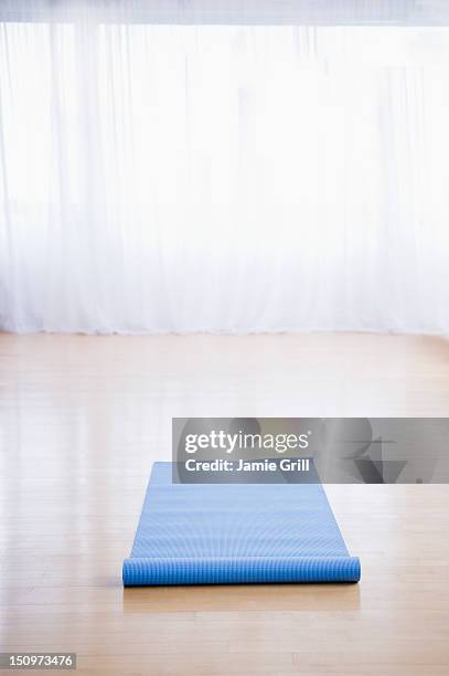 usa, new jersey, jersey city, yoga mat in empty studio - mat stock pictures, royalty-free photos & images