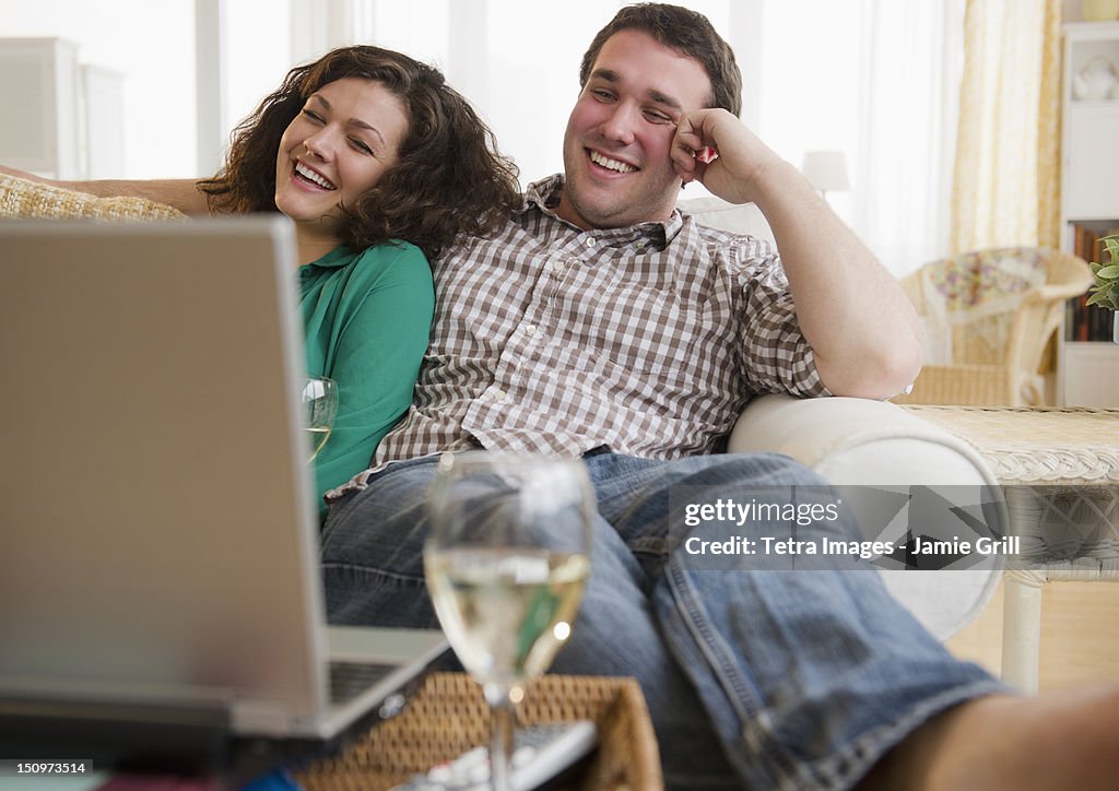 USA, New Jersey, Jersey City, Couple watching movie on laptop