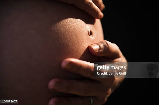 belly of pregnant woman - menschlicher bauch stock-fotos und bilder