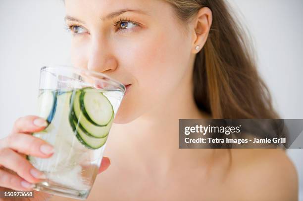 usa, new jersey, jersey city, woman drinking water - gurke stock-fotos und bilder