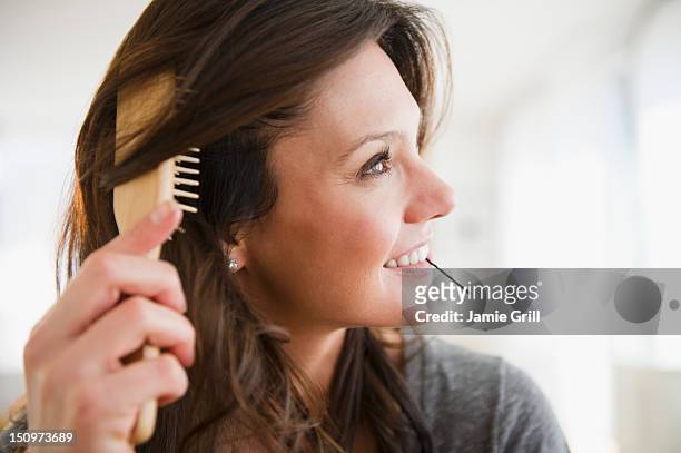 usa, new jersey, jersey city, woman brushing hair - woman brushing hair stockfoto's en -beelden