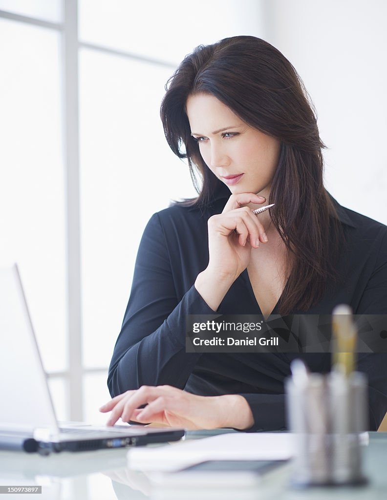 USA, New Jersey, Jersey City, Businesswoman working at desk