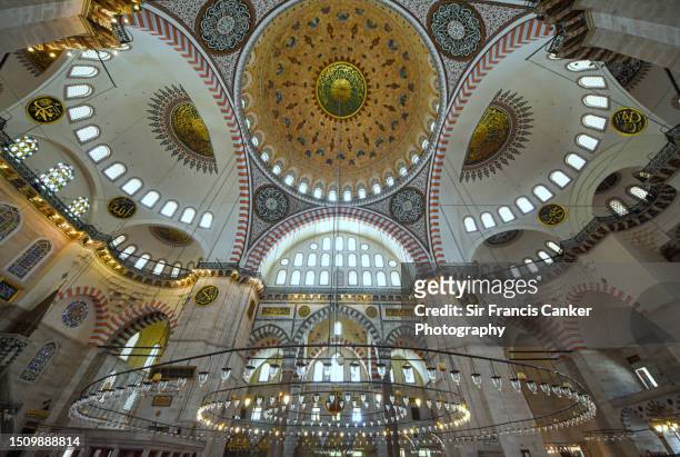 iconic "suleymaniye  mosque" dome and chandeliers in istanbul, turkey - süleymaniye moskee stockfoto's en -beelden