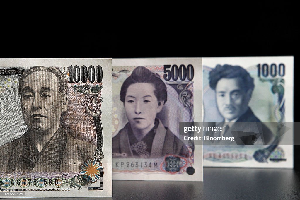 Yen Banknotes Set Japanese yen banknotes of various denominations are arranged for a ...