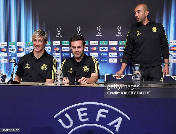 Chelsea's Spanish forward Fernando Torres , Chelsea's Spanish midfielder Juan Mata and coach Roberto Di Matteo arrive to give a press conference on...