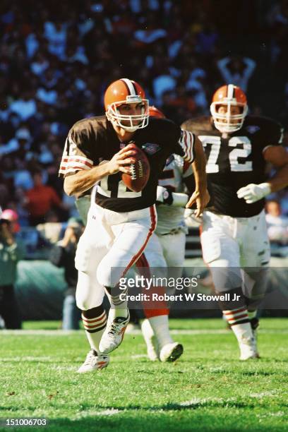 Cleveland Browns quarterback Vinny Testaverde scrambles for yardage against the Cincinnati Bengals, Cleveland, Ohio, 1995.