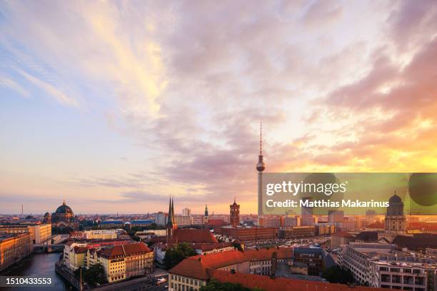 berlin panorama summer skyline with tv tower and clouds - berlino germania foto e immagini stock