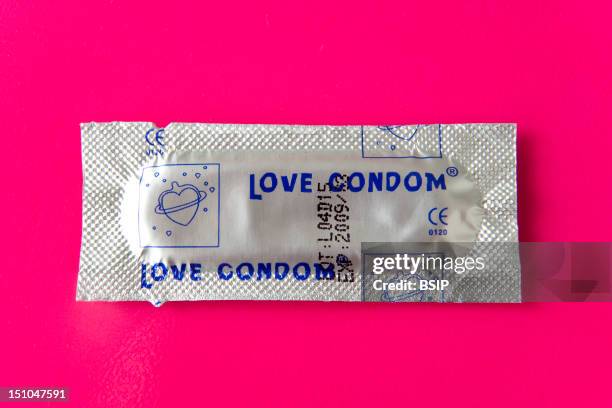 Condom Condom Packs Fotografías e imágenes de stock - Getty Images