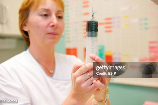 Graduated Syringe Injection Graduated Syringe Photos and Premium High Res Pictures - Getty Images
