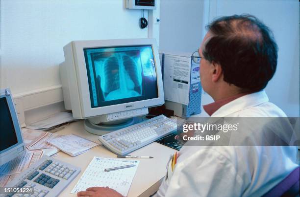 947 Radiologist Lungs Stock Photos, High-Res Pictures, and Images ...