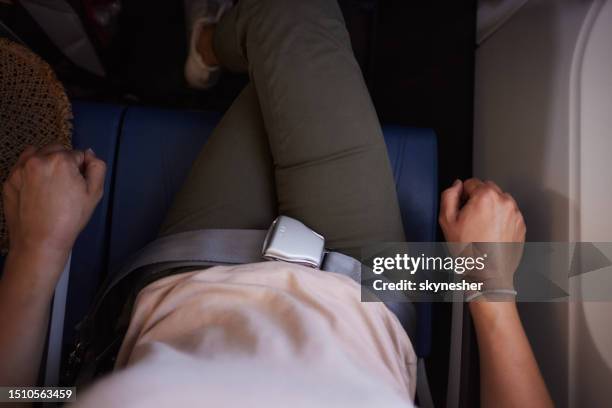 oben ansicht einer ängstlichen frau, die mit dem flugzeug reist. - sicherheitsgurt stock-fotos und bilder