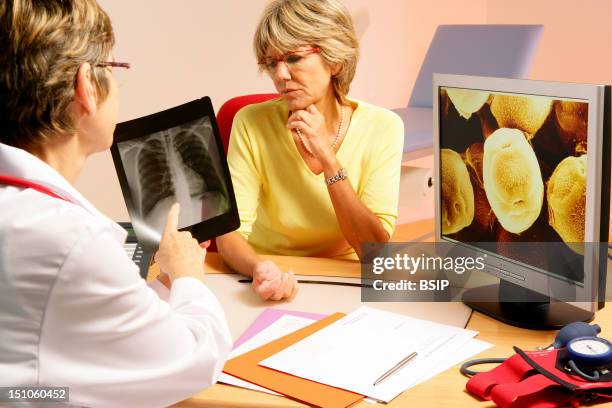 Models. Visible On The Screen, Sem Image Of Alder Pollen.