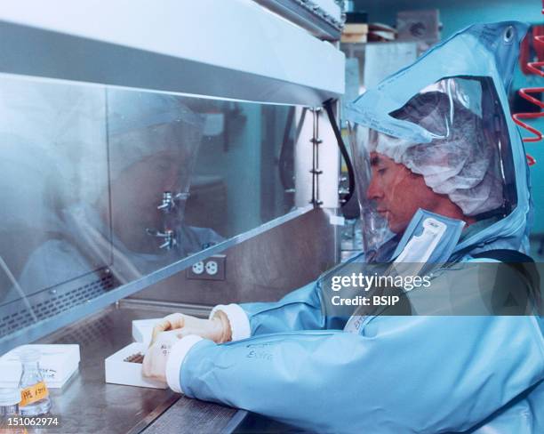 Biosafety Level 4 Laboratory Photos and Premium High Res Pictures ...