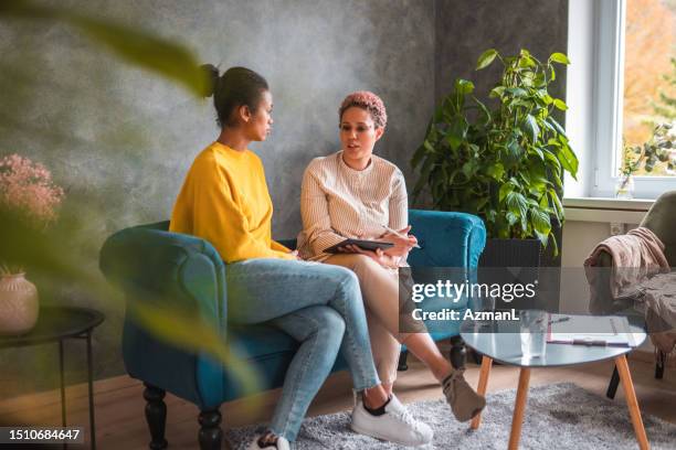 nutrizionista femminile di razza mista con paziente femminile - nutrizionista foto e immagini stock
