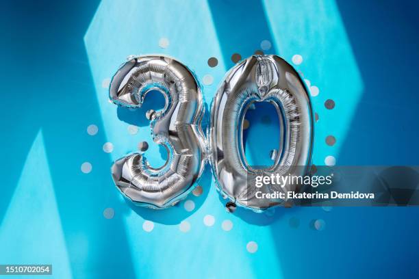 silver numbers 30 thirty years balloons in sunlight pink background - zahl 30 stock-fotos und bilder
