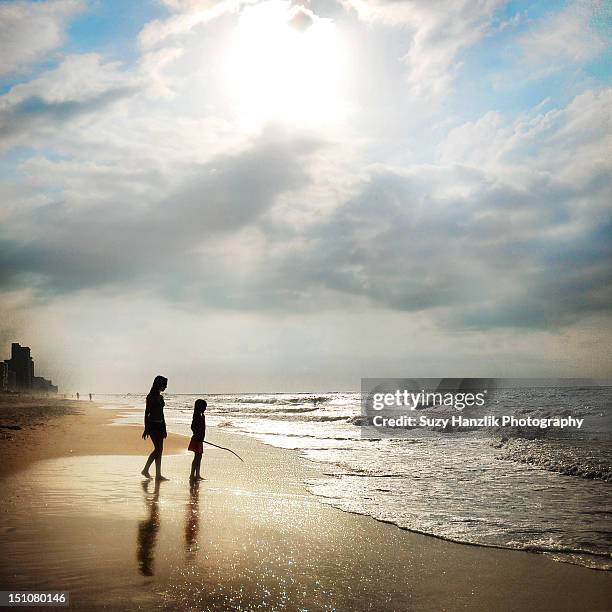 girls on beach - gulf shores - fotografias e filmes do acervo