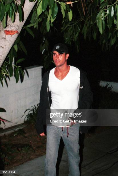 Singer Enrique Iglesias walks outside Dublin's Bar August 14, 2000 in Hollywood, CA.