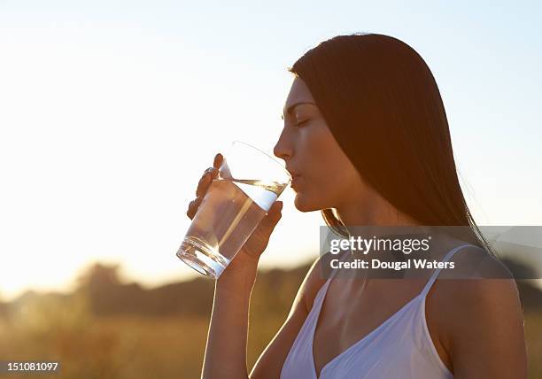 profile of woman drinking water on hot summers day - dougal waters 個照片及圖片檔