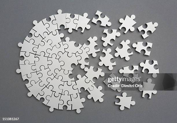 Radiating Silver Metal Puzzle Half Assembled, 照片檔
