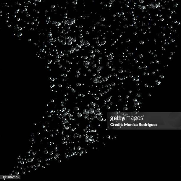 bubbles on black background - bubbles photos et images de collection