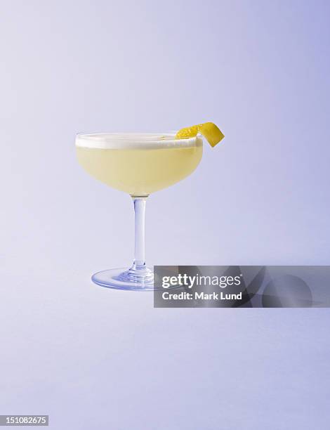 pisco sour - pisco sour stockfoto's en -beelden