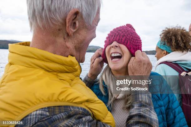 vivir felices para siempre - joven de espíritu fotografías e imágenes de stock
