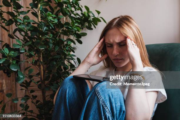 stressed anxious young woman with smartphone receiving sms message with bad unpleasant news - afwijzing stockfoto's en -beelden