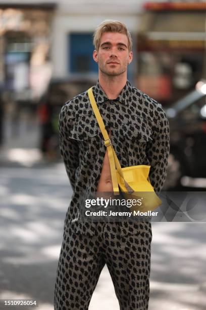 Janis Danner is seen wearing a machting two-piece suit in grey with a black and blue flower pattern from Paul Smith consisting of suit pants and a...