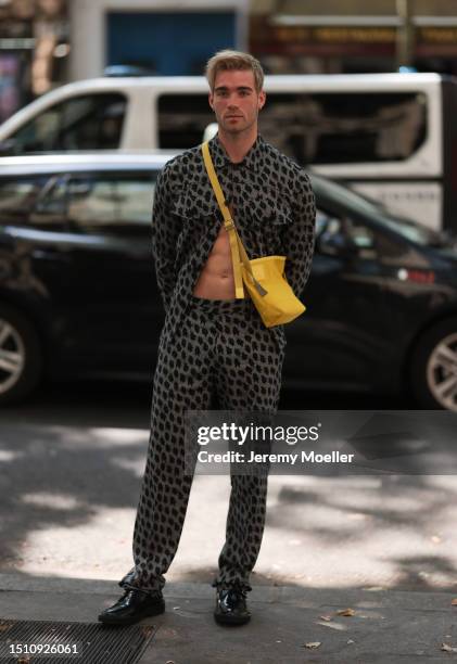 Janis Danner is seen wearing a machting two-piece suit in grey with a black and blue flower pattern from Paul Smith consisting of suit pants and a...