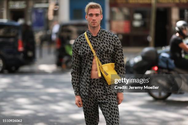 Janis Danner is seen wearing a machting two-piece suit in grey with a black and blue flower pattern from Paul Smith consisting of suit pants and a...