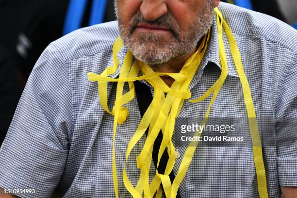 Yellow ribbons around a fan's neck prior to the stage three of the 110th Tour de France 2023 a 193.5km stage from Amorebieta-Etxano to Bayonne /...