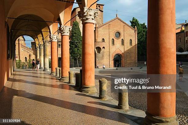 italy, bologna, arcade on the old city - bolonha imagens e fotografias de stock