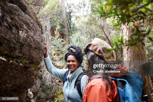 abenteuerlustige frauen, die die wilde schönheit tasmaniens durch buschwanderungen in der ungezähmten wildnis erkunden. - hiking tasmania stock-fotos und bilder