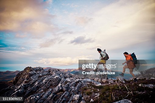 Wanderinnen, die die ungezähmte Schönheit Tasmaniens durch aufregende Buschwanderungen genießen. Wanderinnen, die die ungezähmte Schönheit Tasmaniens durch aufregende Buschwanderungen genießen.