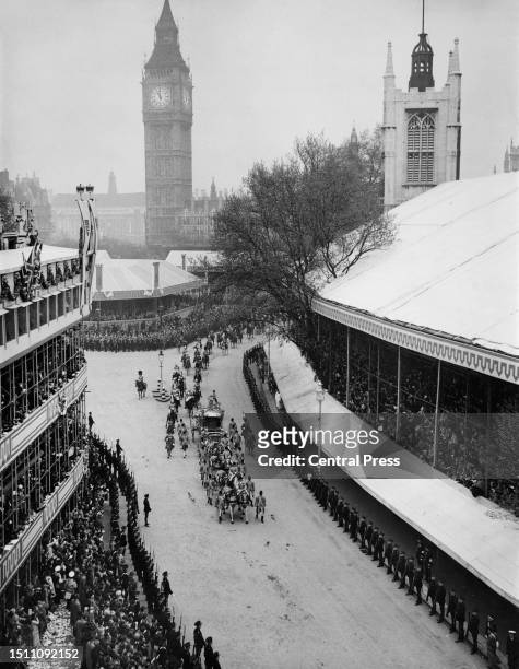 The Gold State Coach, carrying British Royals George VI and Queen Elizabeth, arriving at Westminster Abbey ahead of the coronation ceremony, in...
