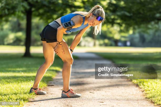 a female runner suffered a severe hamstring cramp after insufficient warm-up before running. - menschlicher muskel stock-fotos und bilder