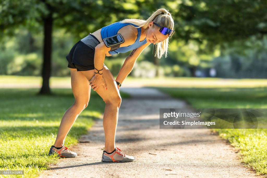 A female runner suffered a severe hamstring cramp after insufficient warm-up before running.