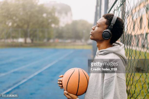 young student at campus sports court - student athlete stock pictures, royalty-free photos & images
