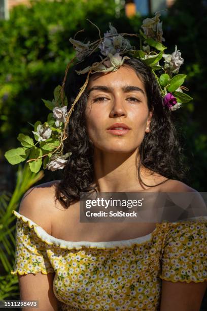 ätherische frau in der natur - blumenkrone stock-fotos und bilder